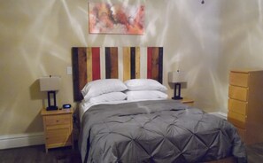 1 slaapkamer, een kluis op de kamer, een strijkplank/strijkijzer