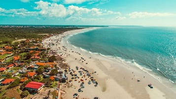 Perto da praia, espreguiçadeiras, toalhas de praia