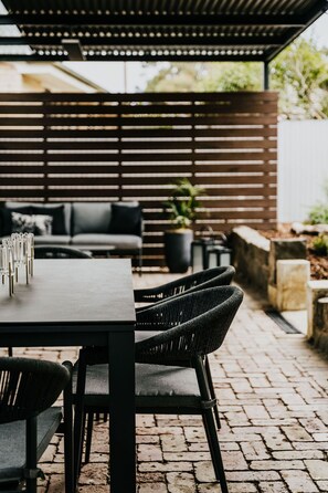 Outdoor dining - Gilbert by Whiskey June, Luxury accomodation in Maryborough (Maryborough)