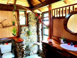 Bungalow | Salle de bain | Douche, serviettes fournies, savon, papier toilette