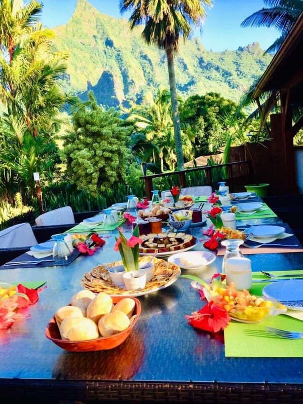 Daily local cuisine breakfast (EUR 12 per person) - VILLAGE TEMANOHA (Moorea-Maiao)
