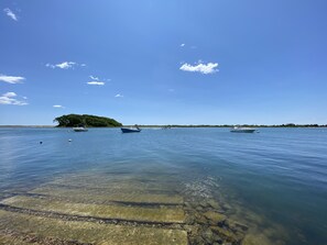 Beach nearby, sun-loungers, beach towels