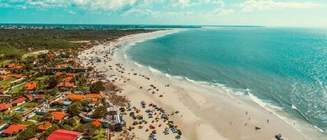 Playa en los alrededores, camastros y toallas de playa