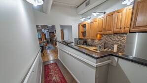 Coffee/tea maker, fridge, microwave, oven - Down Town Poshy-Poshy, upscale 2 bedroom loft (Grove City)