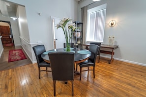 Dining - Down Town Poshy-Poshy, upscale 2 bedroom loft (Grove City)