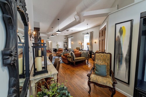 Down Town Poshy-Poshy, upscale 2 bedroom loft