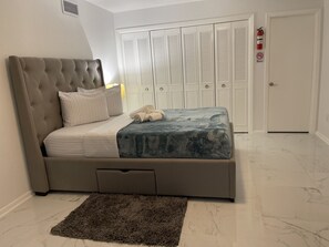 1 habitación, tabla de planchar con plancha, wifi gratis y ropa de cama 