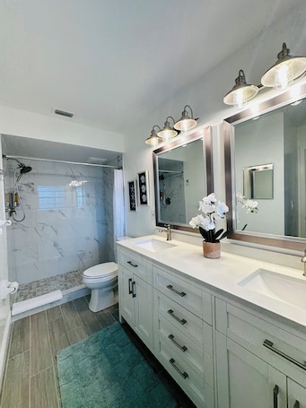 Shower, hair dryer, towels, soap. Beautiful Studio near Int. Drive, Disney & Airport.