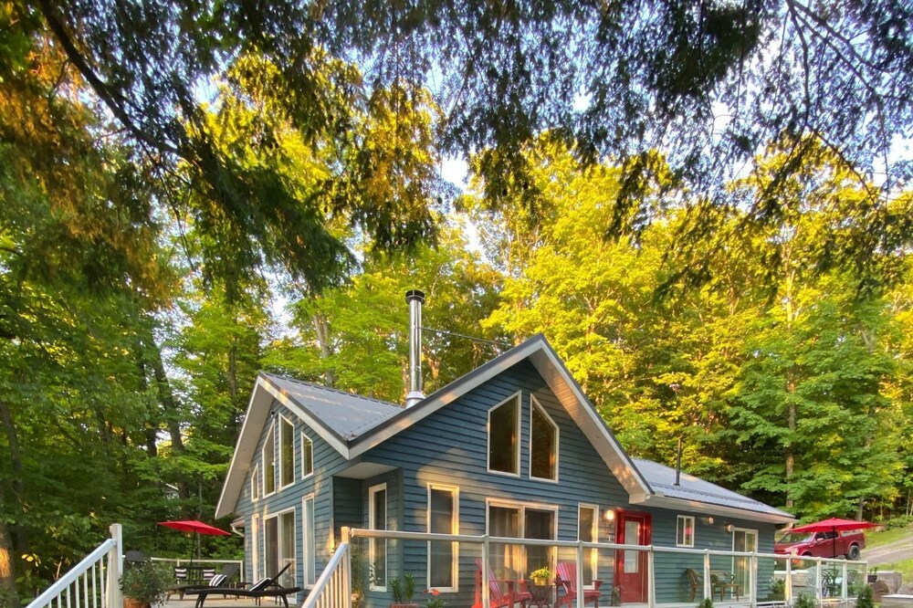 Private Waterfront Cottage / 3-Bedroom / Hot Tub