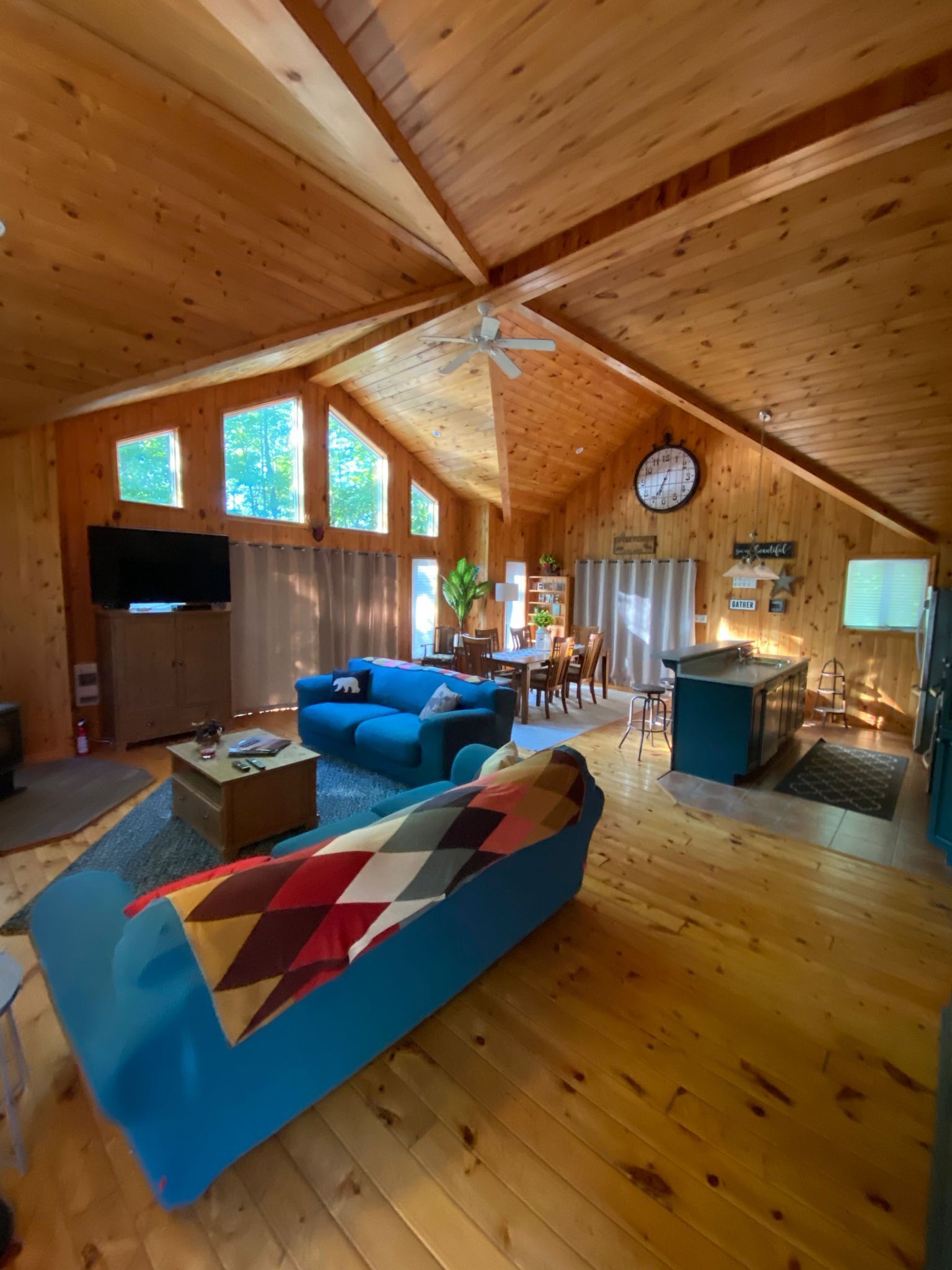 Private Waterfront Cottage / 3-Bedroom / Hot Tub