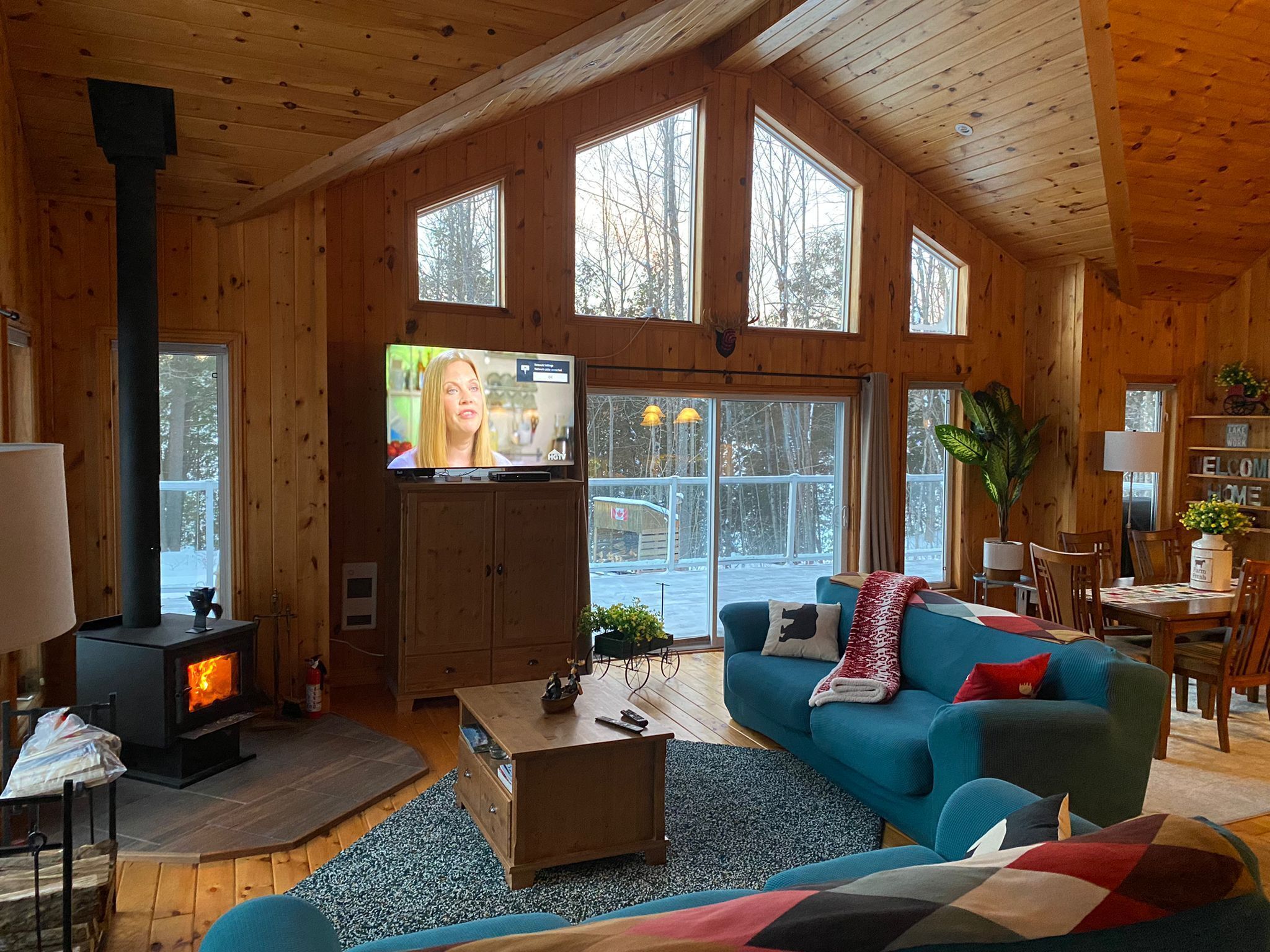 Private Waterfront Cottage / 3-Bedroom / Hot Tub