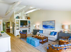 Smart-TV, Kamin, Bücher, Stereoanlage