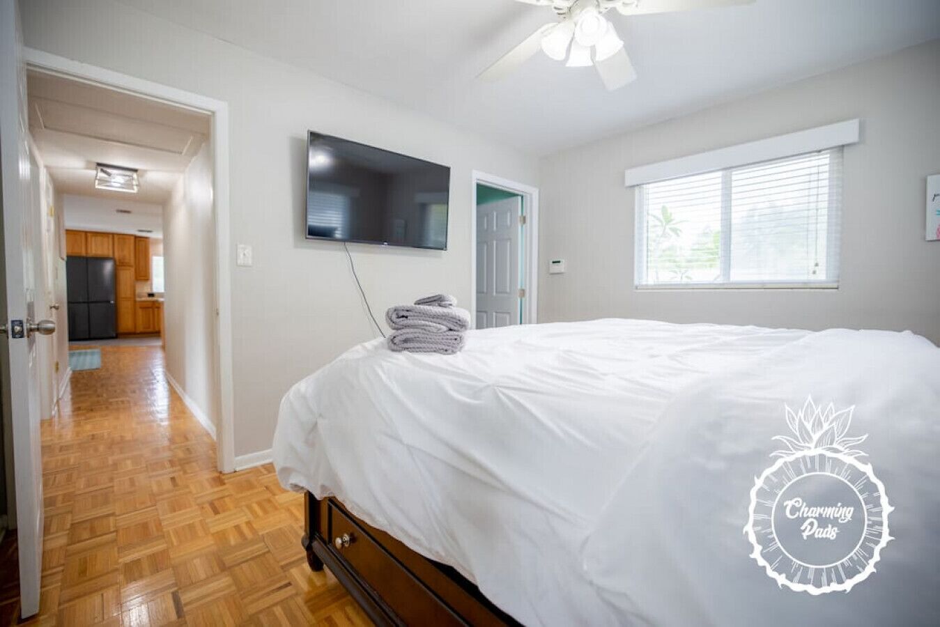 3 chambres, bureau, fer et planche à repasser, lit parapluie