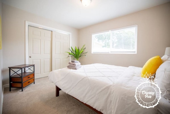 3 bedrooms, desk, iron/ironing board, travel crib