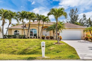 Exterior - Professional Designed Home on Freshwater Canel with Saltwater Pool!  (Cape Coral)