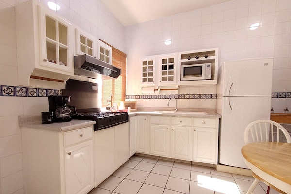 Een koelkast, een magnetron, een kookplaat