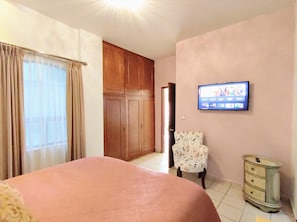 3 slaapkamers, een strijkplank/strijkijzer, gratis wifi, beddengoed