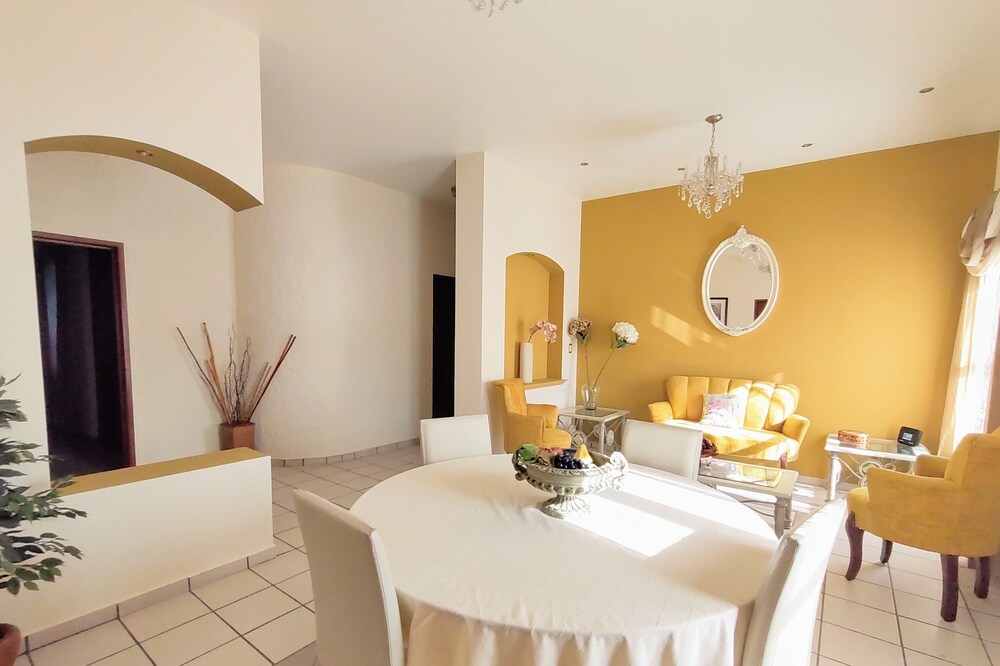 Spacious and beautiful apartment ideal for resting or working. WiFi 100Mb