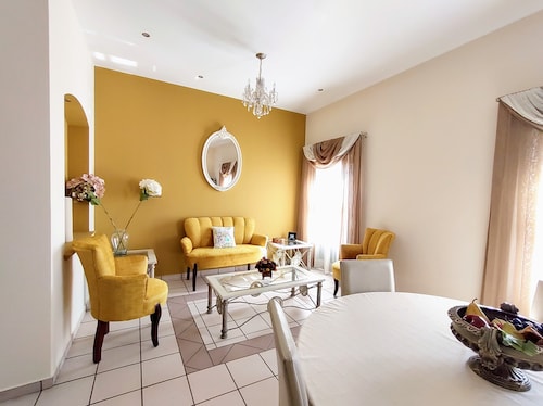 A few steps from the Cathedral. Very safe and centrally located. 300Mb WiFi with parking.