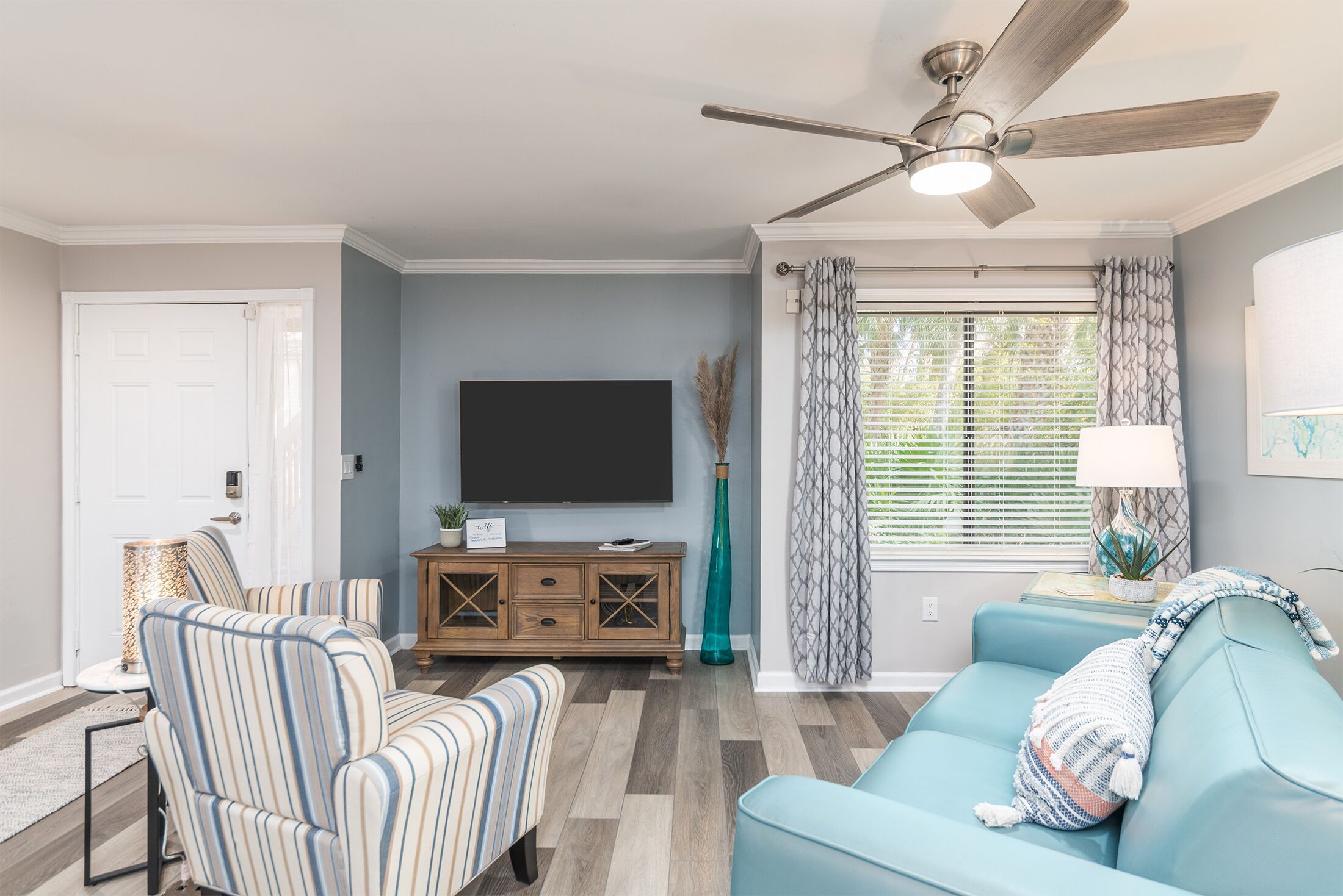 Walk to Beach Main LVL,Private Deck, Clean,Comfortable,Remodeled Feb 2022!