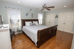 4 bedrooms, desk, iron/ironing board, travel cot
