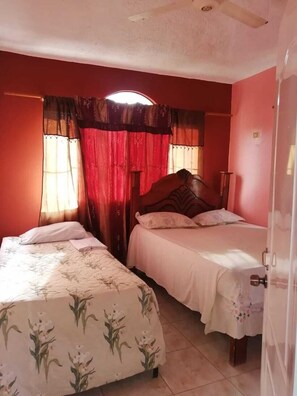 2 chambres, fer et planche Ă repasser, Wi-Fi gratuit, draps fournis