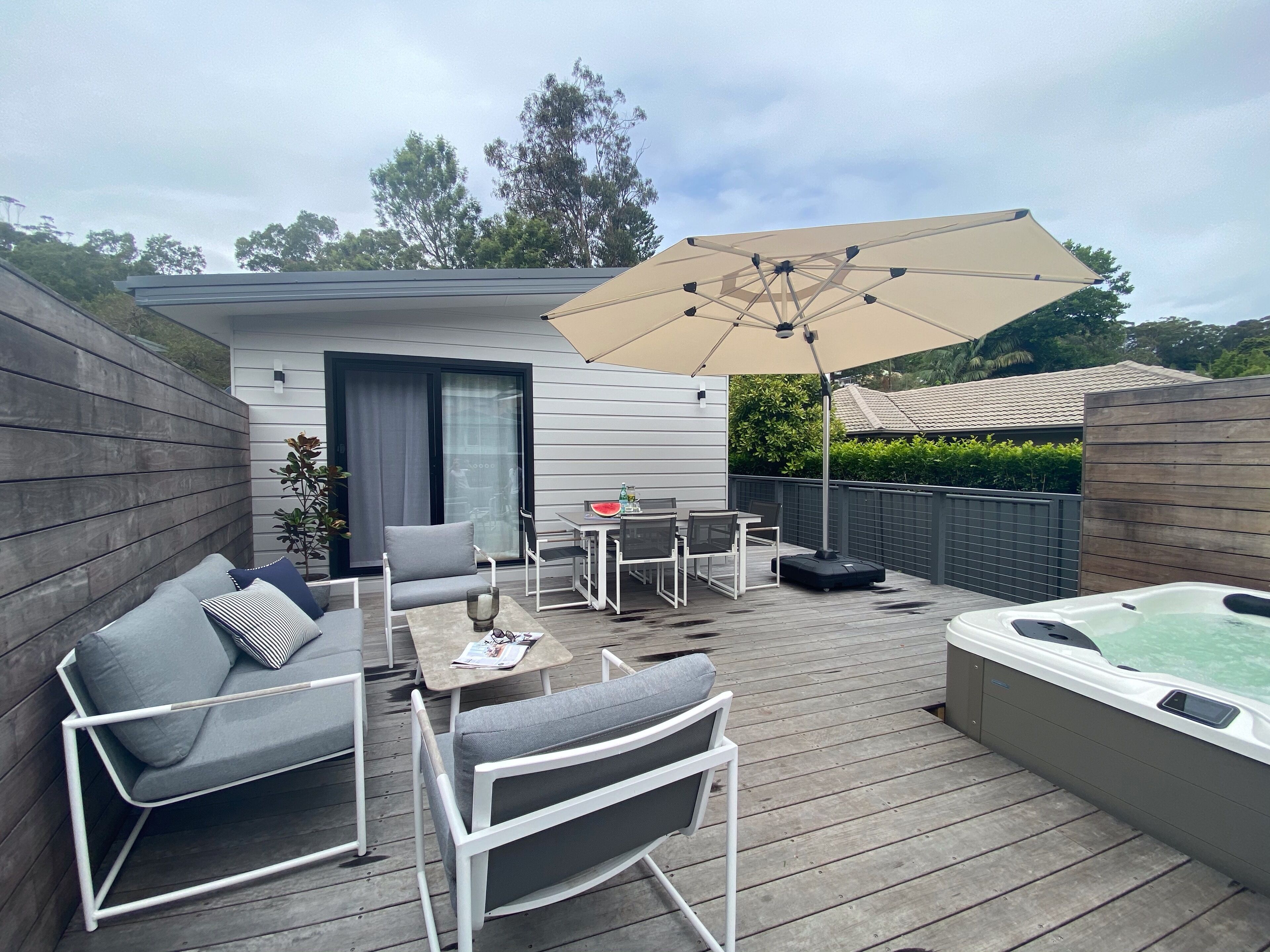 New cottage w/ outdoor spa/private deck, 10 min walk to Terrigal/Wamberal beach