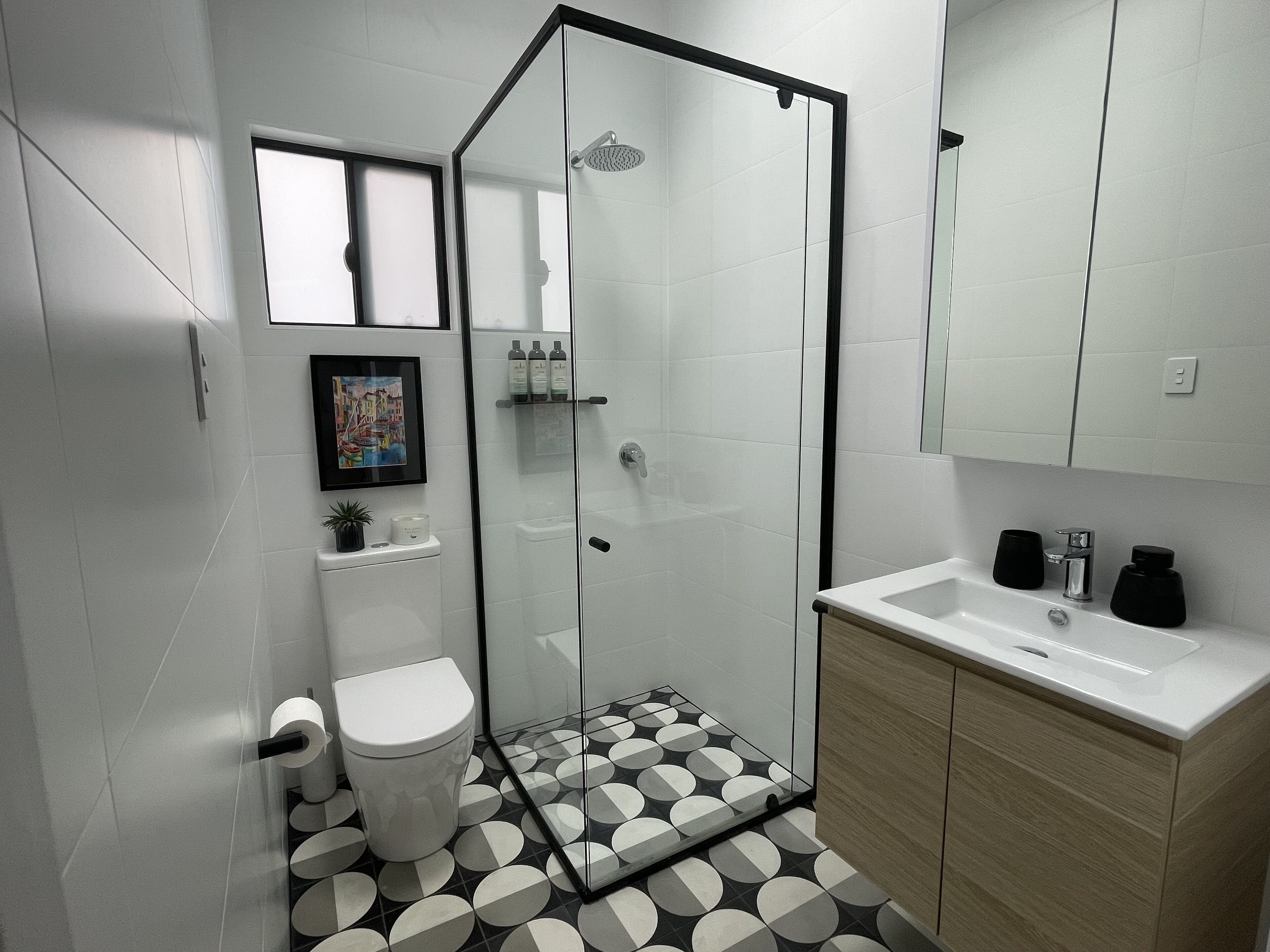 New cottage w/ outdoor spa/private deck, 10 min walk to Terrigal/Wamberal beach