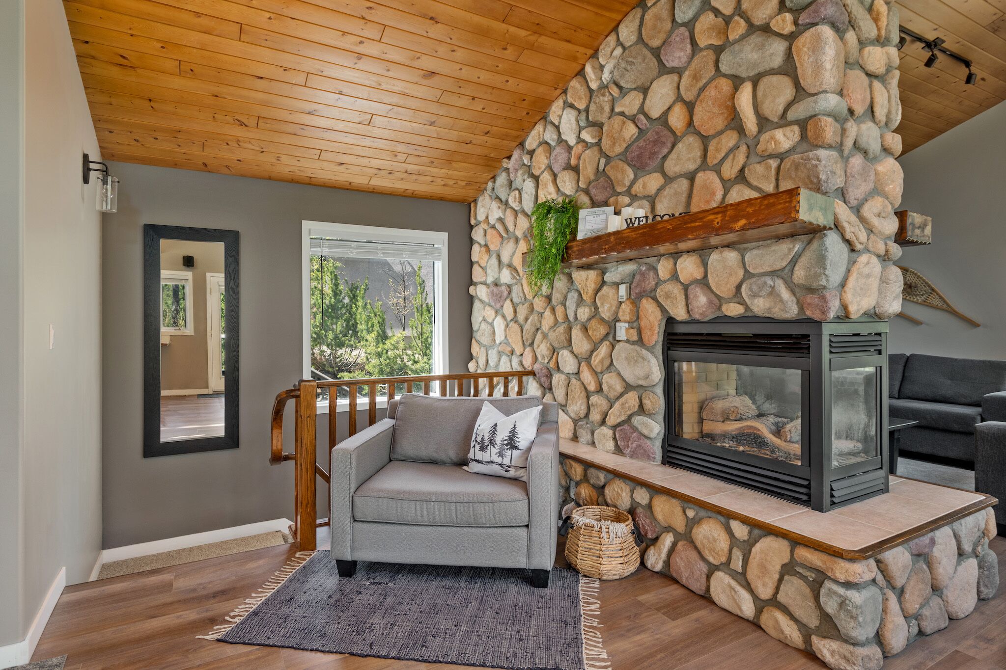 Tree Tops Chalet -  Private Hot Tub & Massage Chair