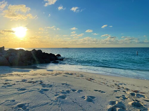 Bimini Dreams, Steps from the Beach, optional Golf Cart rent