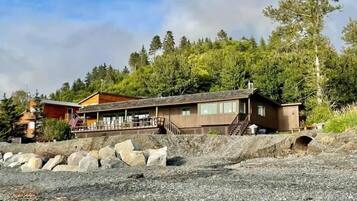 Grand Bungalow, Hot Tub, Ocean View | Interior entrance
