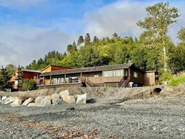 Grand Bungalow, Hot Tub, Ocean View | Interior entrance