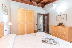 2 chambres, fer et planche à repasser, literie fournie