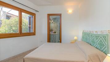 3 bedrooms, iron/ironing board, bed sheets