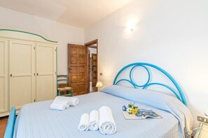 2 dormitorios, tabla de planchar con plancha, ropa de cama
