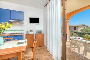 Fridge, microwave, stovetop, dishwasher - Le Dimore di Nettuno 3 With Pool, Pittulongu, Italy (Pittulongu)