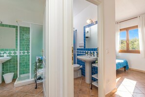 Ducha, secador de pelo, bidet, toallas