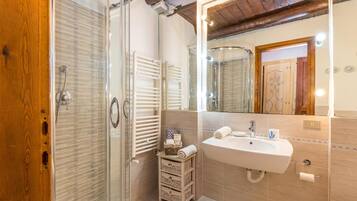 Doccia, asciugacapelli, bidet, asciugamani