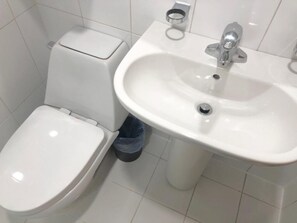 Habitación doble estándar | Baño | Regadera, regadera tipo lluvia, amenidades de baño gratuitas, batas
