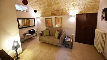 Smart-TV, Kamin, Bücher, Drucker