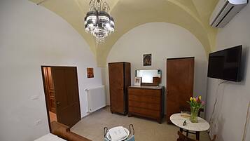 1 bedroom, desk, free WiFi, bed sheets