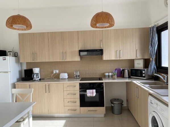 Coffee/tea maker, fridge, microwave, oven