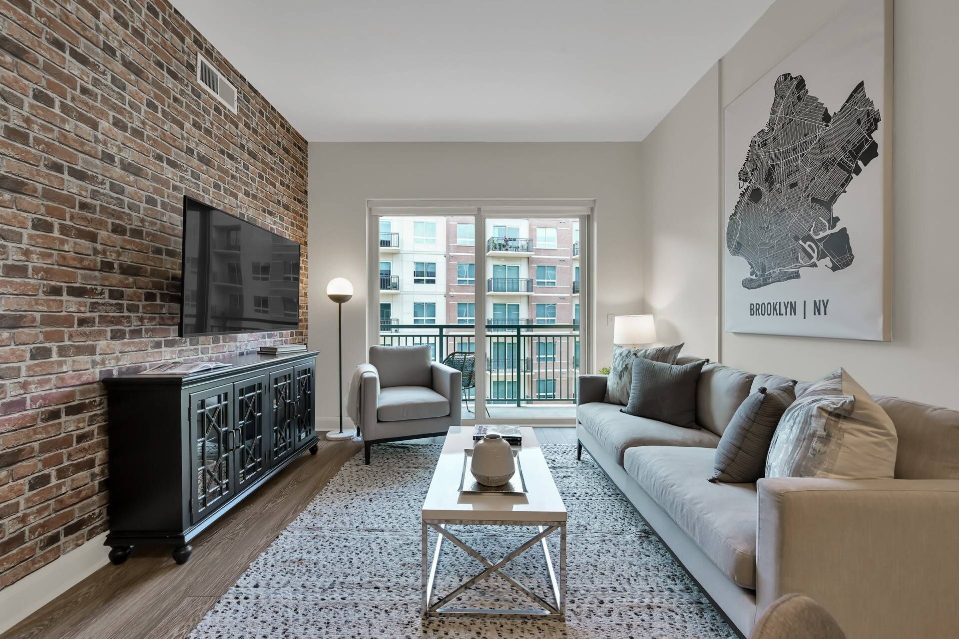 Pool, Lux Apartment, Walk to Shops & Restaurants, Fitness Center, King Bed