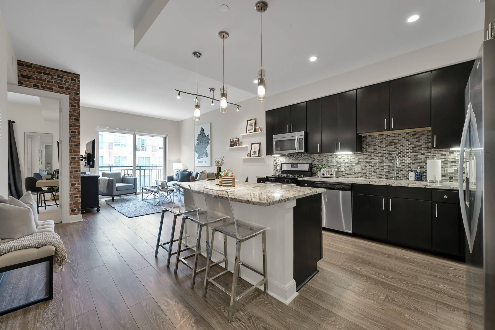 Pool, Lux Apartment, Walk to Shops & Restaurants, Fitness Center, King Bed