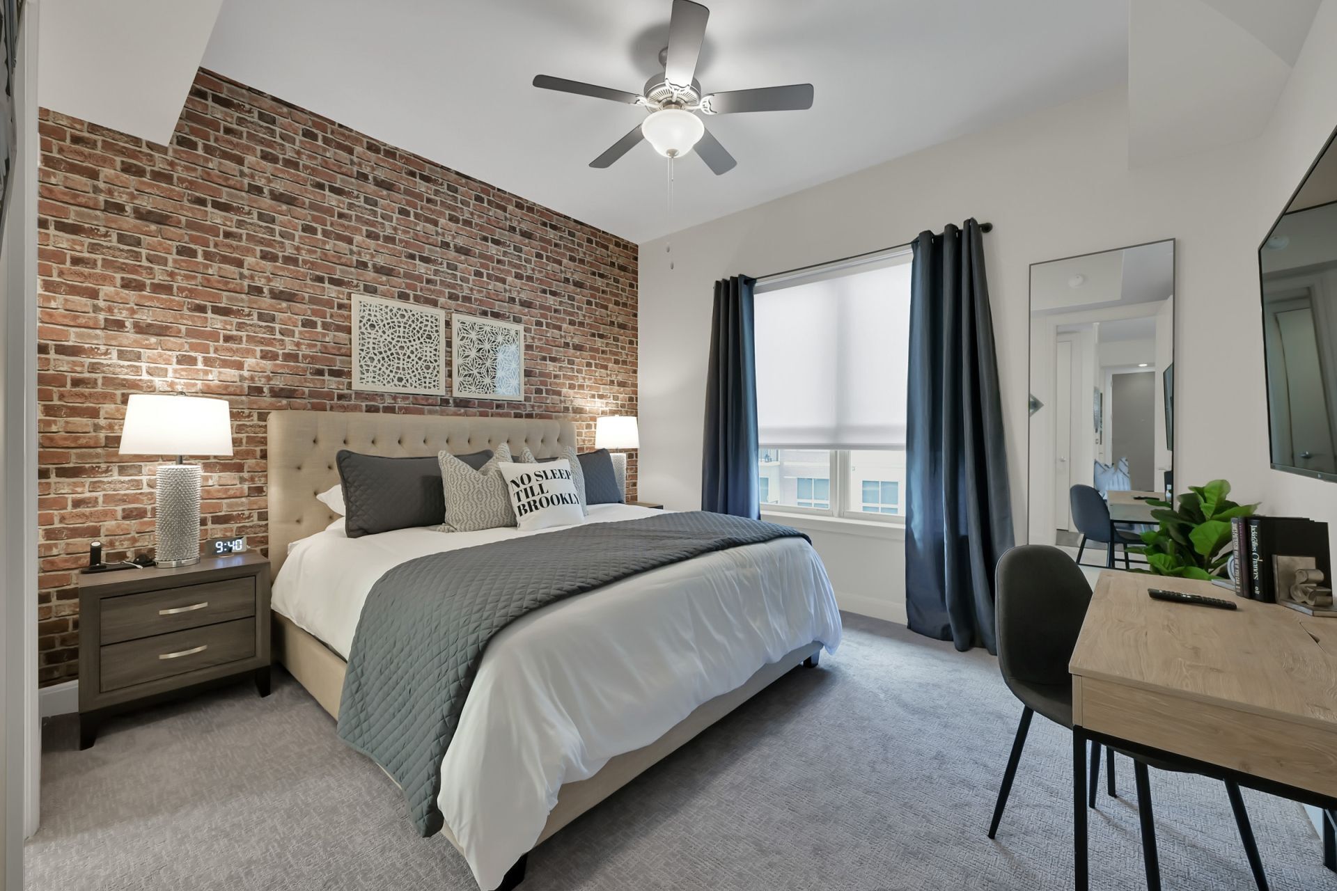 Pool, Lux Apartment, Walk to Shops & Restaurants, Fitness Center, King Bed