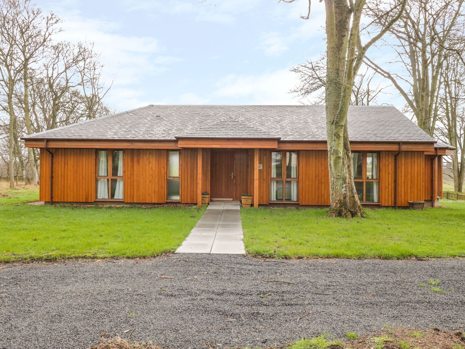 BLACKADDER LODGE, pet friendly, with a garden in Chirnside