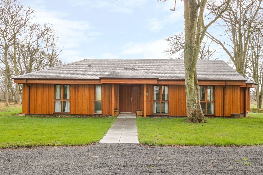 BLACKADDER LODGE, pet friendly, with a garden in Chirnside