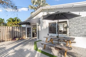 Outdoor dining - Cheerful 2 BDR Unit by Beach, Mall, and Downtown (Fort Lauderdale)