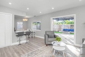 TV - Cheerful 2 BDR Unit by Beach, Mall, and Downtown (Fort Lauderdale)