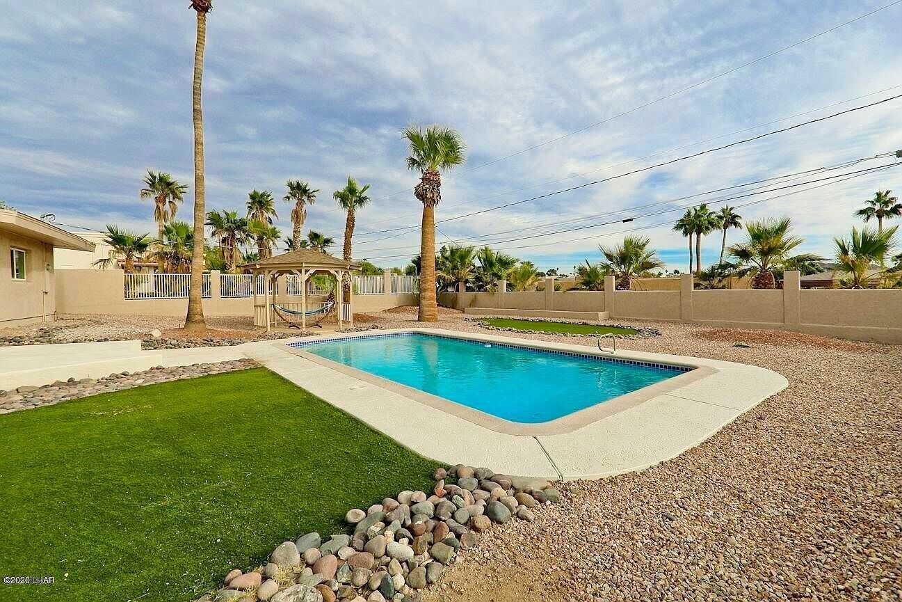 Perfect for Big Groups & Multiple Families! Lake Views, Great Entertaining Areas